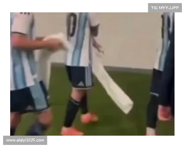 球员赛后交换球衣,友谊与尊重瞬间 球员赛后交换球衣,友谊与尊重瞬间