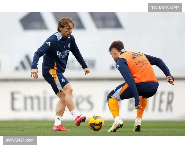 场边的安切洛蒂：冷静嚼着口香糖，在最后时刻换上莫德里奇